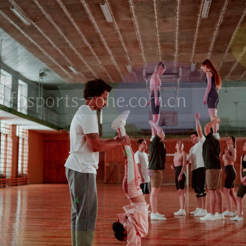方形构图中通知气泡与日历图标组合成的抽象图形